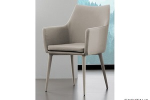 Poltroncina in ecopelle con gambe rivestite