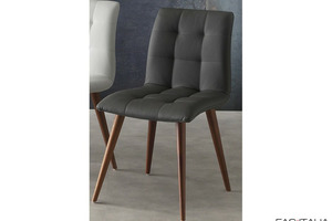 Sedia imbottita con gambe in legno Sedia imbottita con gambe in legno